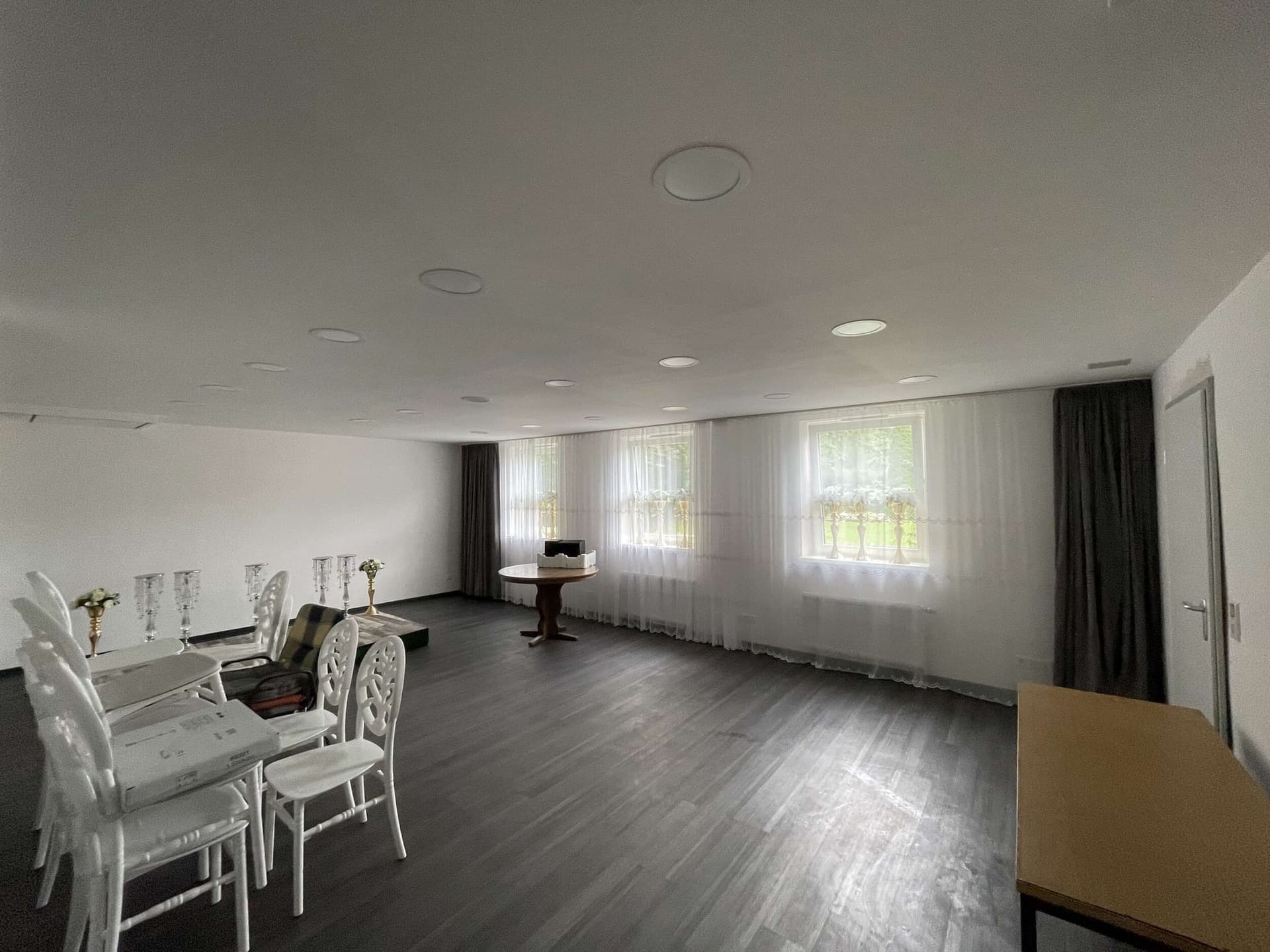 Renovierter Vereinsraum mit neuem Boden und Deckenbeleuchtung
