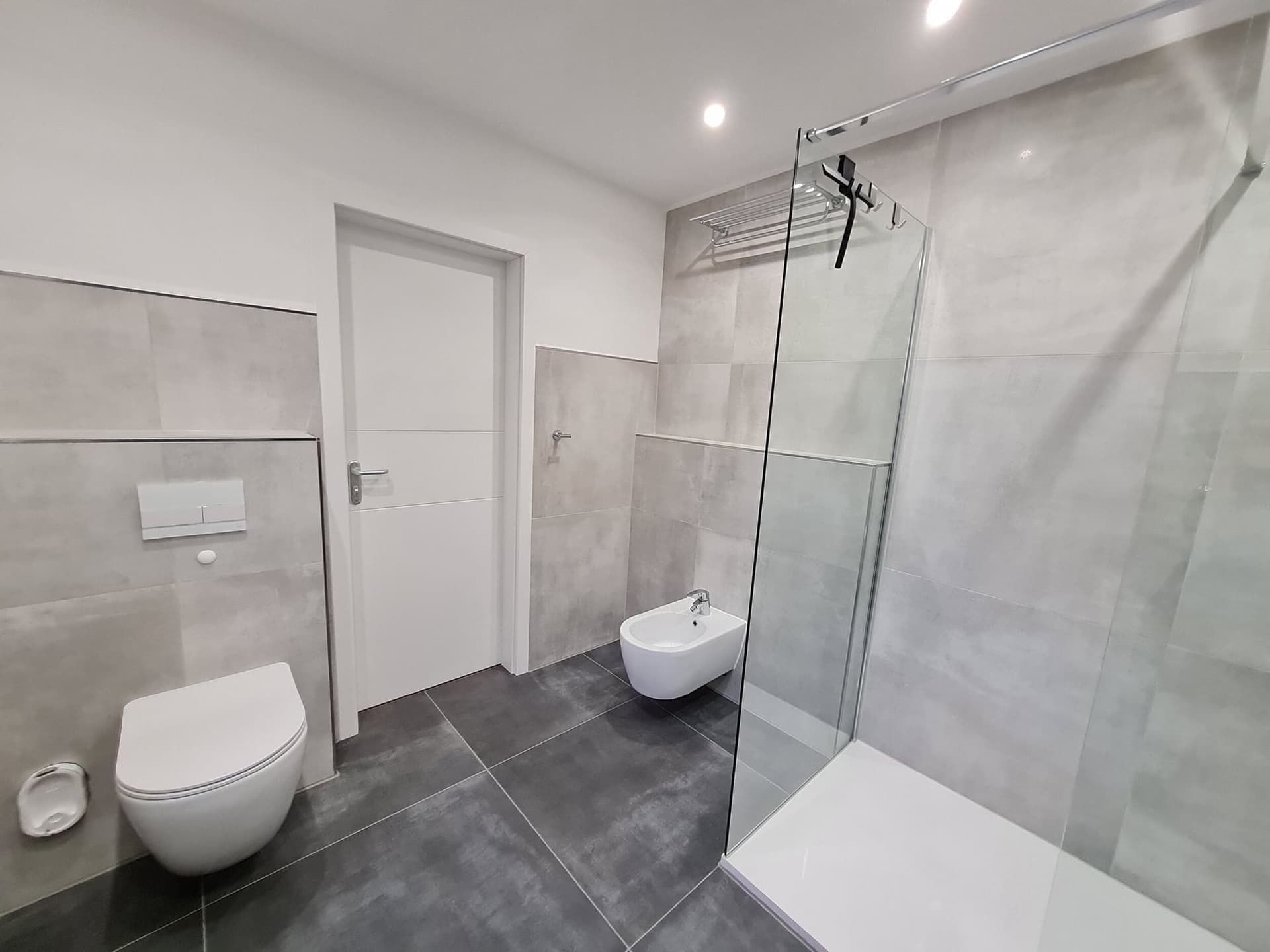 Bad mit bodengleicher Dusche, Bidet und Wand-WC