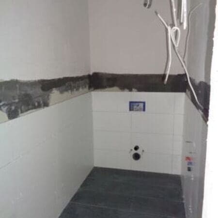 Sanitärraum im Rohbau mit Vorwandinstallation und Abdichtung