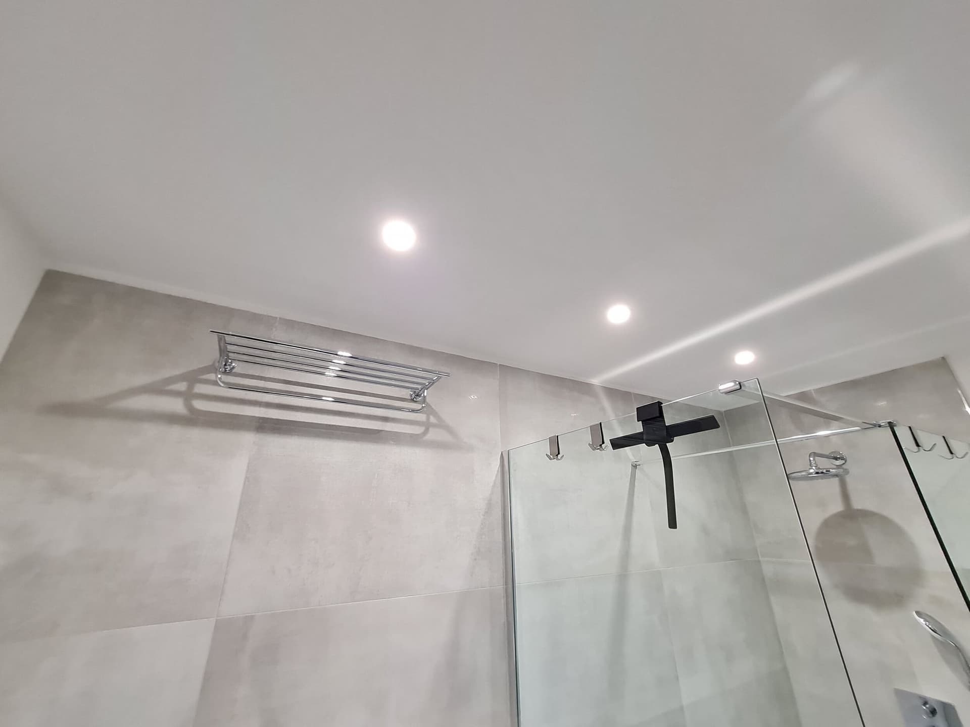 Deckenansicht mit Handtuchablage und Regenbrause