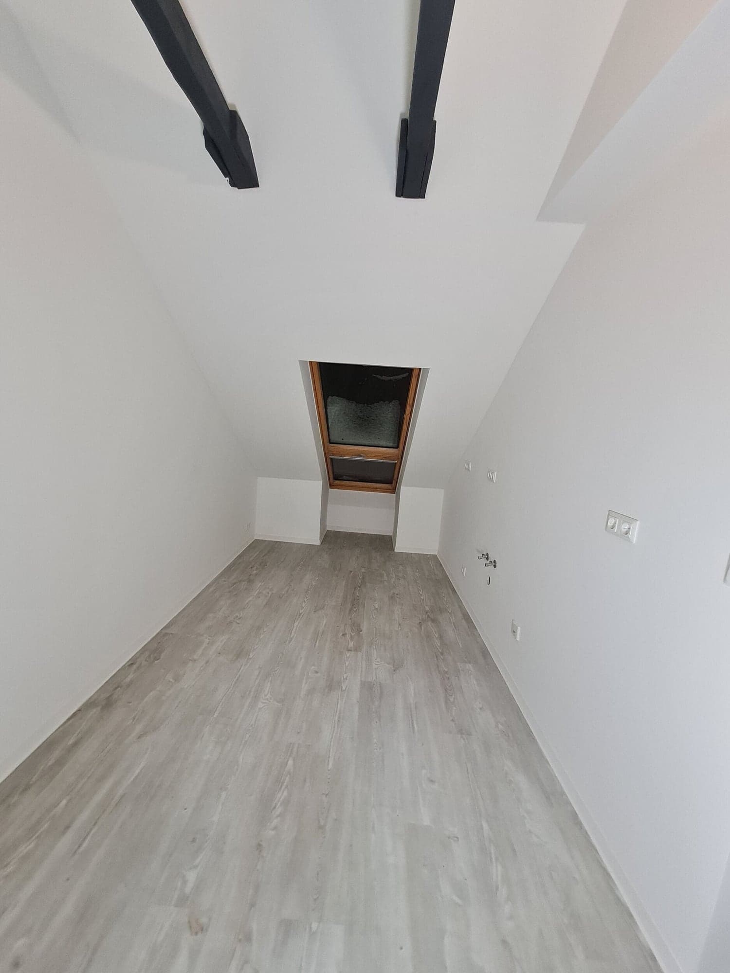 Schmales Zimmer mit Dachfenster