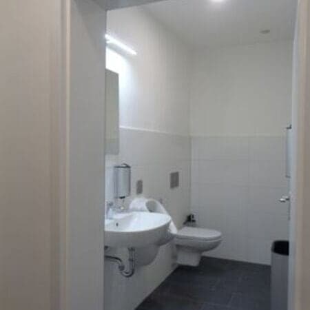 Neues WC mit Waschtisch
