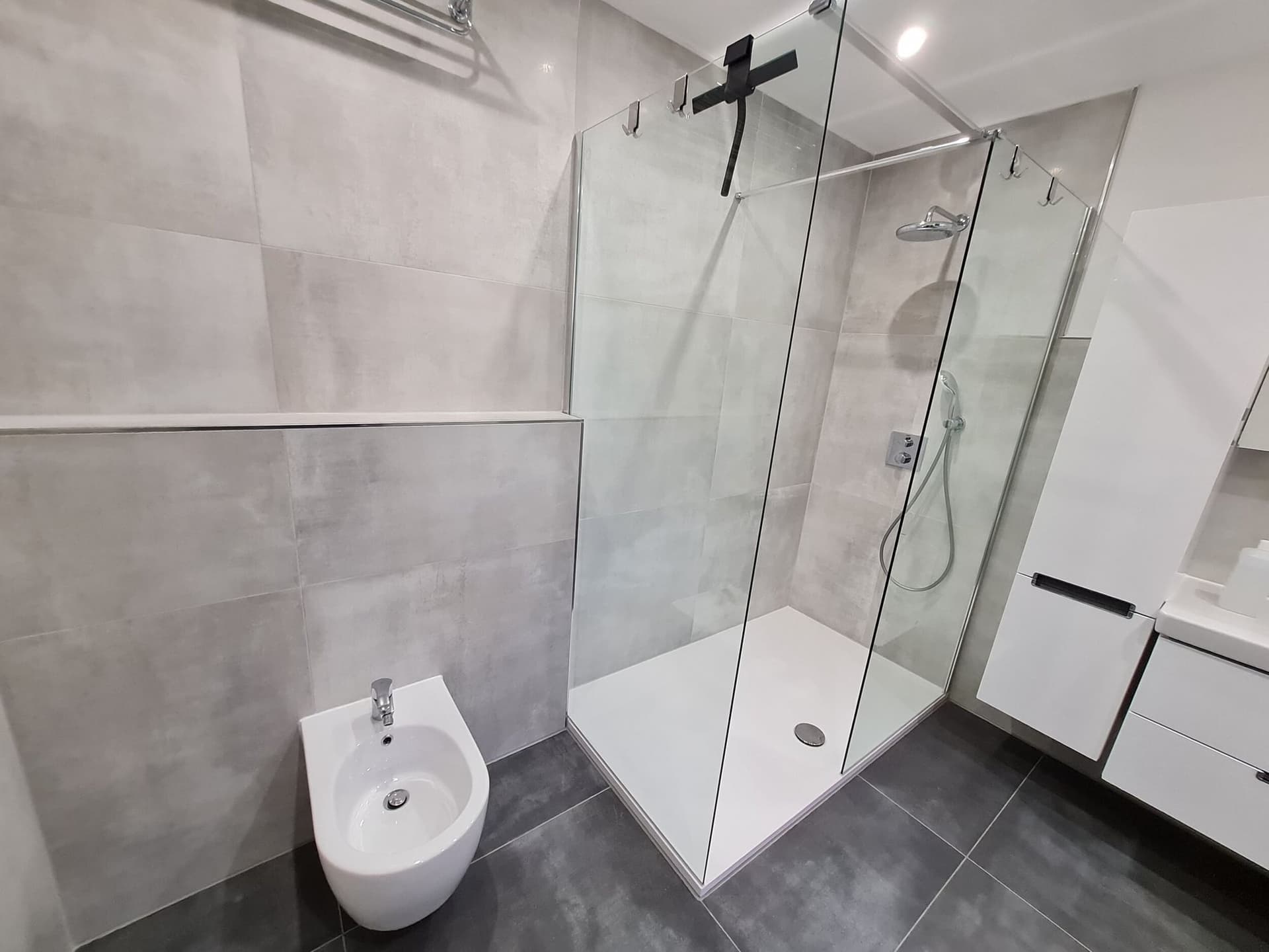 Walk-in-Dusche mit Glasabtrennung