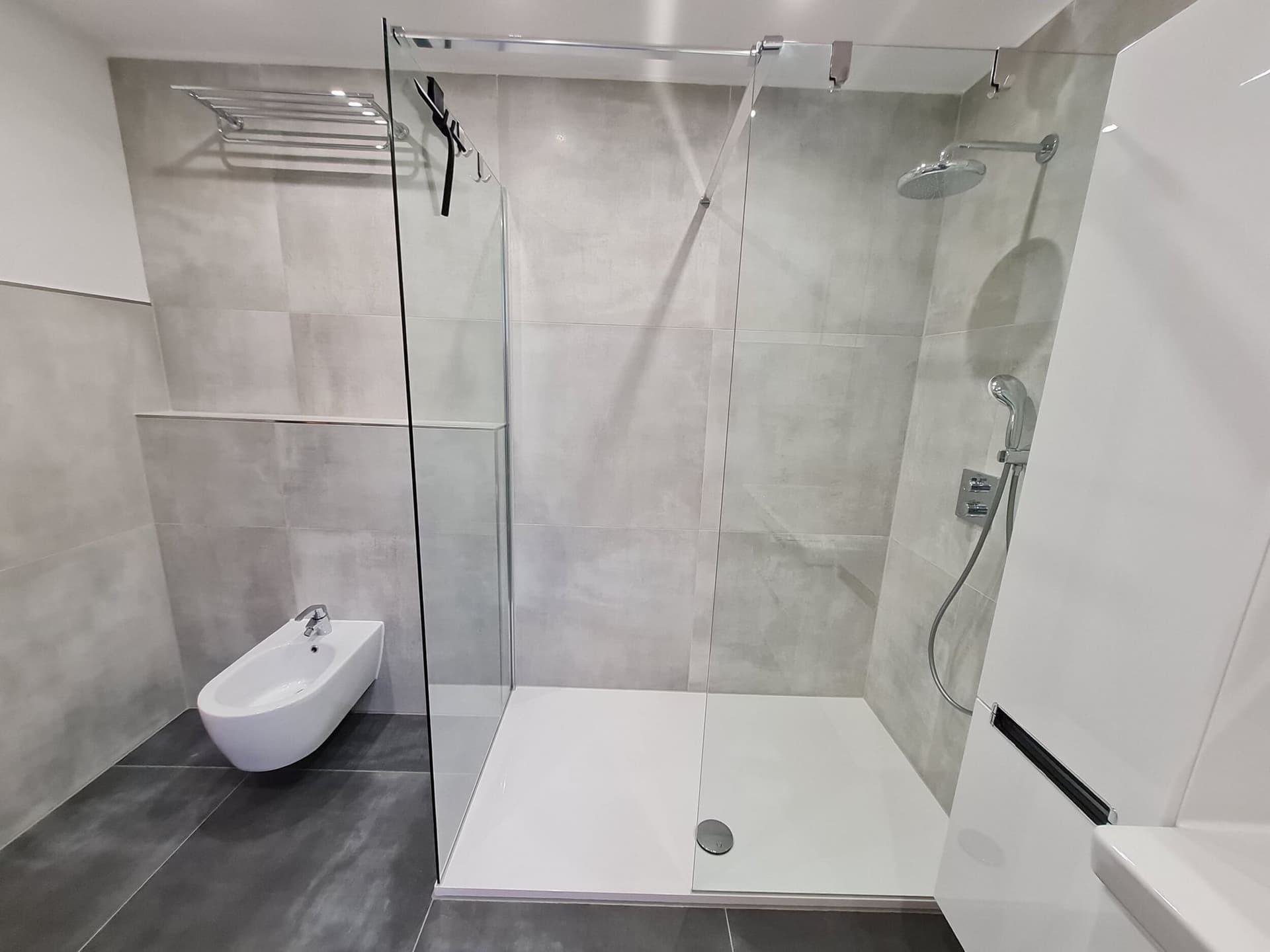 Bodengleiche Dusche mit Regenbrause und Bidet