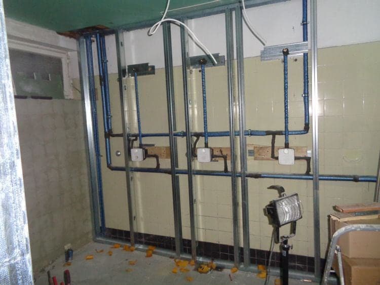Neue Wasserleitungen an der Vorwandinstallation