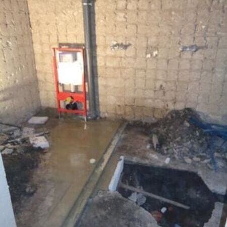 WC-Vorwandelement während der Entkernung