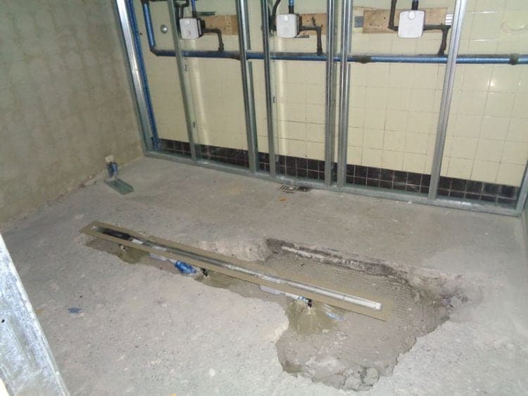 Metallständerwerk und vorbereitete Bodenrinne