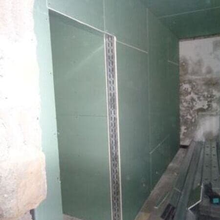 Trockenbauwand mit Feuchtraumplatten
